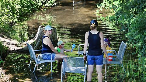 Das Freibadbächl fließt leise durch den Rosengarten. Im Sommer stehen die metallenen Stühle, die sonst am Weg oder auf der Wiese stehen, im Wasser – hervorragend, um die Füße abzukühlen und mit den Kindern zu planschen.