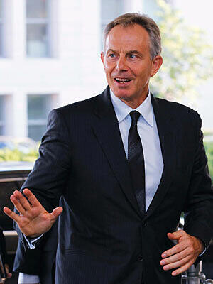 Nicht nur Tony Blair, sondern beinahe alle Staatsoberhäupter, warnen Terry Jones vor seiner Aktion und raten ihm vehement von der Aktion ab. Doch er will sich nicht beirren lassen, es sein denn, Gott sendet ihm ein Zeichen.