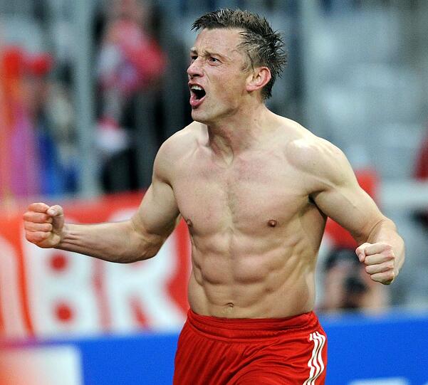 Ein beachtliches Sixpack hat auch Bayern-Spieler Ivica Olic vorzuweisen!