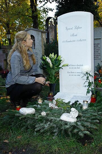 Endlich hat ihr Vater einen Grabstein: Tracy Tarrach am Grab von Monti Lüftner auf dem alten Bogenhausener Friedhof.
