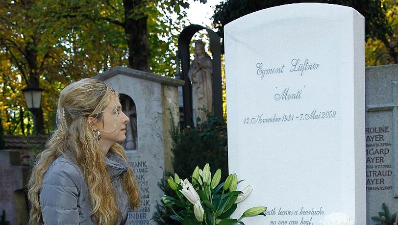 Endlich hat ihr Vater einen Grabstein: Tracy Tarrach am Grab von Monti Lüftner auf dem alten Bogenhausener Friedhof. Endlich hat ihr Vater einen Grabstein: Tracy Tarrach am Grab von Monti Lüftner auf dem alten Bogenhausener Friedhof.