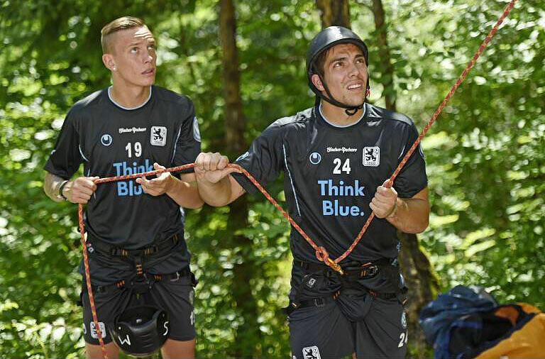 Die Löwen-Neuzugänge Rubin Okotie (links) und Stefan Ortega im Klettergarten bei Lofer.