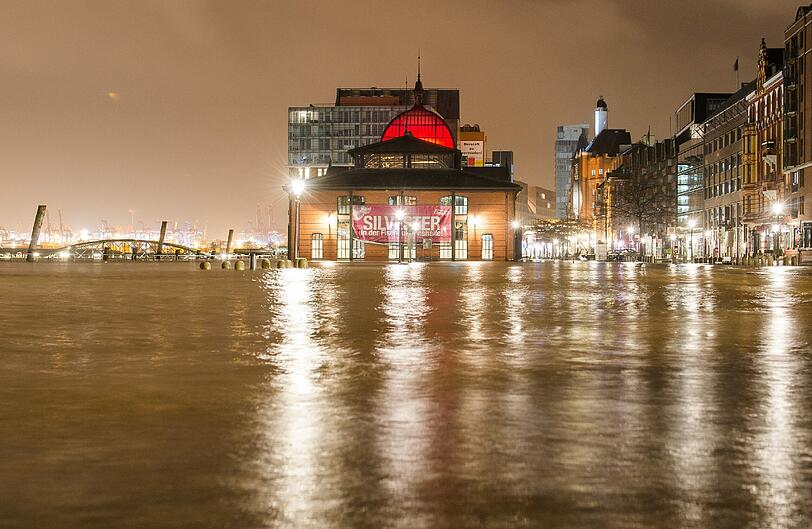 Bilder der Nacht in Hamburg - weite Teile des Hafens und des Fischmarks standen unter Wasser.