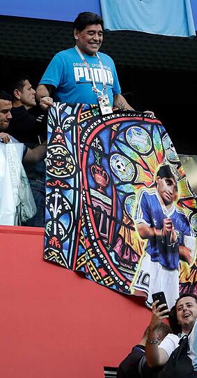 Erst präsentierte Maradona der Welt eine Hässlichkeit von Teppich...