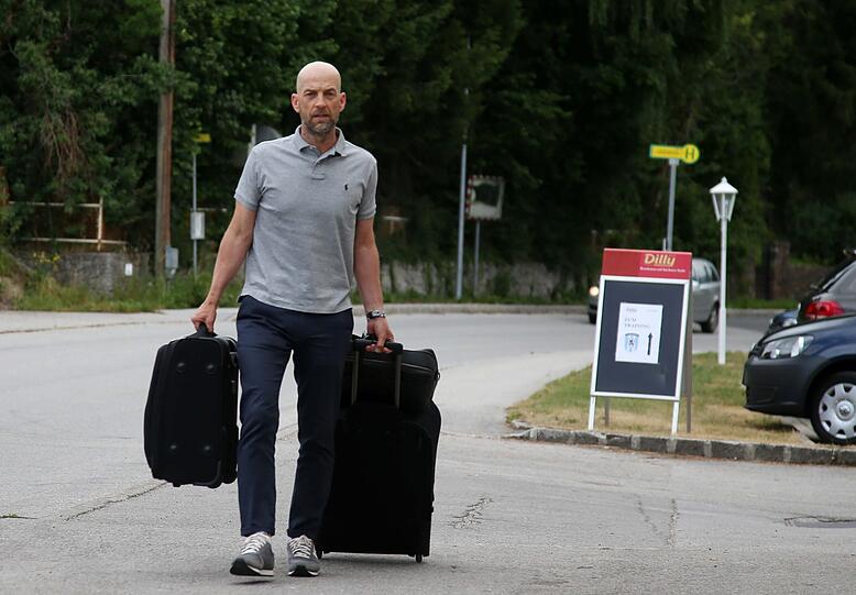 Der Löwen-Tross um Daniel Bierofka ist am Dienstagmittag im 4-Sterne-Hotel "Dilly Resort" angekommen.