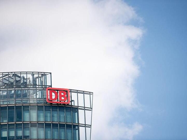 Das Logo der Deutschen Bahn ist an der Fassade der Zentrale der Deutschen Bahn am Potsdamer Platz angebracht. Foto: Lisa Ducret