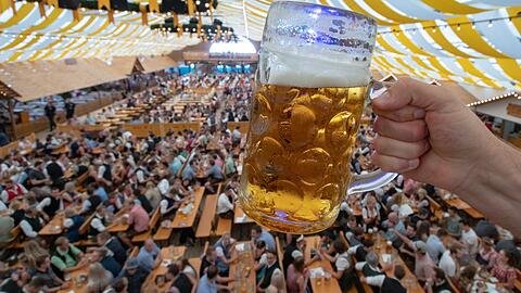 Die kühle Maß auf dem Gäubodenfest – wie wird sich die mehrtägige Party auf das Infektionsgeschehen auswirken?