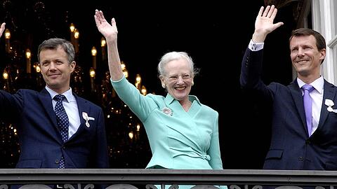 Königin Margrethe II. mit ihren beiden Söhnen Frederik (li.) und Joachim.