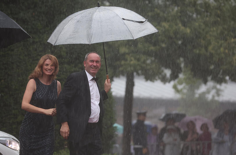 Auch Wirtschaftsminister Hubert Aiwanger (Freie Wähler) stand im Regen.