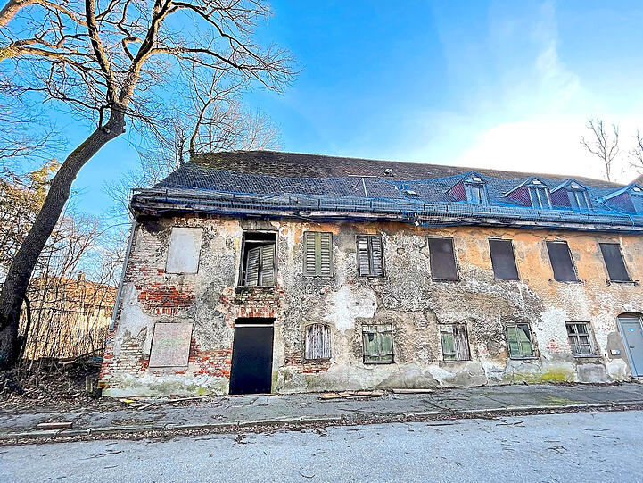 Die verfallende Schlosswirtschaft in Planegg.