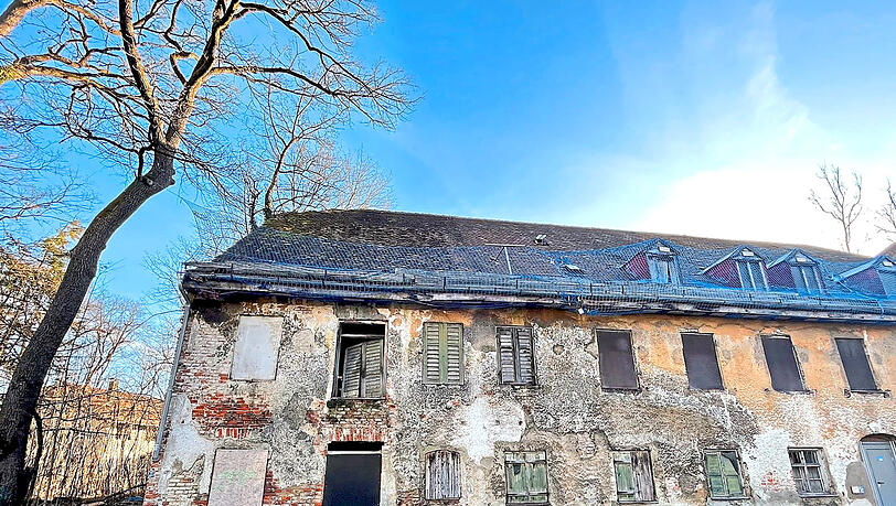 Die verfallende Schlosswirtschaft in Planegg. Die verfallende Schlosswirtschaft in Planegg.