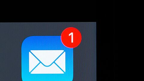 Nach einer Studie des Bitkom hat die E-Mail auch im privaten Umfeld nicht an Relevanz verloren. (Archivbild)