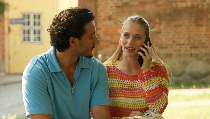 "Rote Rosen": Bella (r.) und Elyas (l.) stehen kurz vor ihrer Abreise nach Mexiko.