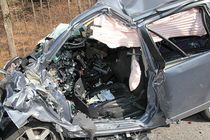 Schwerer Unfall auf der B12: Der Fahrer des Nissan kam dabei ums Leben.