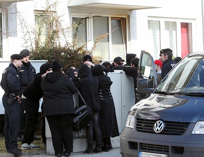 An Info-Ständen einer Bürgerinitiative aus dem politisch rechten Spektrum kam es am Samstag zu mehreren Ausschreitungen, bei denen die Polizei eingreifen musste - die Bilder.