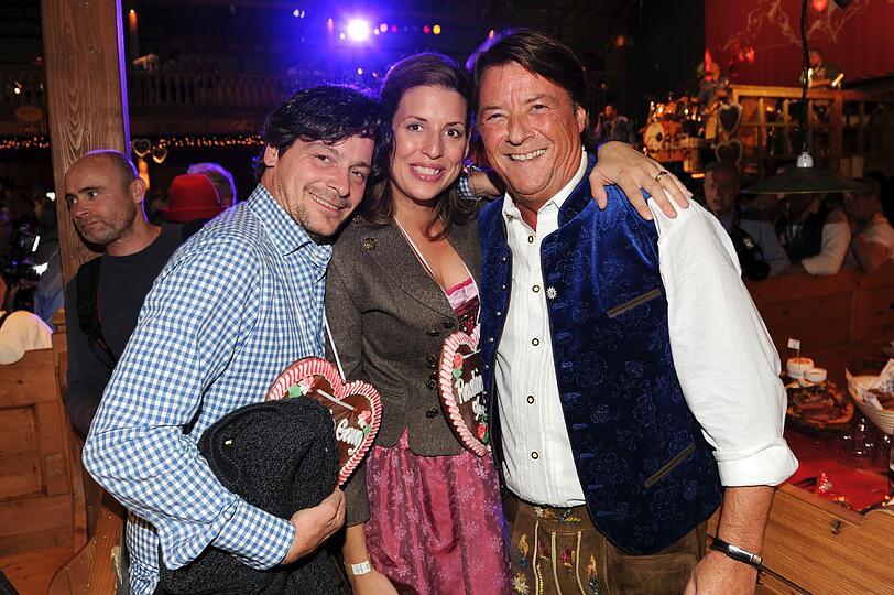 Wer schmiegt sich da an Elena Uhlig? Schauspieler Fritz Karl ist's.