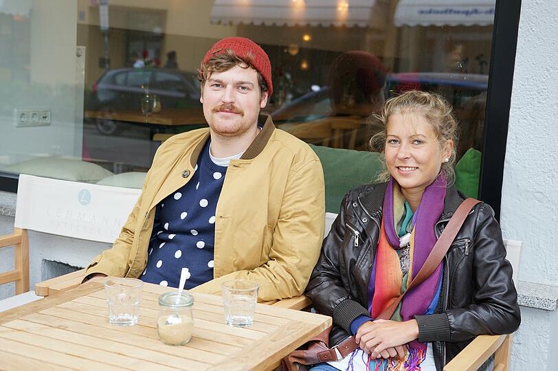 &bdquo;Auf einen Tag verzichten&ldquo; Studenten Jenny Williams (25) und Martin Wolf (25). Jenny Williams: &bdquo;Ich wünsche mir, dass das Oktoberfest leer ist. Mir ist es zu anstrengend, weil zu viele Menschen betrunken sind. Mein Vorschlag ist, dass man auf einen Wiesntag verzichtet und dafür das Geld für Flüchtlinge spendet. Es braucht nicht nur Sachspenden.&ldquo;
Martin Wolf: &bdquo;Ich wünsche mir schönes Wetter und dass es sich in den Zelten nicht so staut. Dann freuen sich die Bedienungen im Garten über mehr Umsatz.&ldquo;