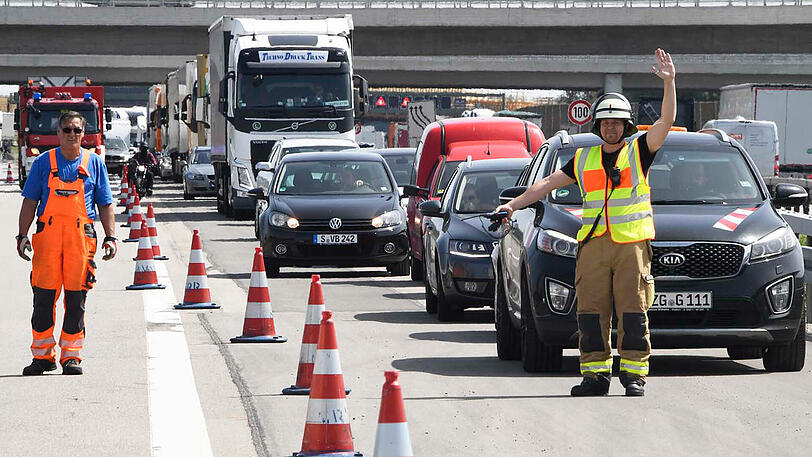 Auf der A99 bei Aschheim raste ein LKW auf das Heck eines anderen bremsenden Gespanns. Der Fahrer wurde nur leicht verletzt, es bildete sich ein 12 Kilometer langer Stau.