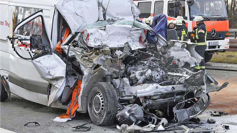 Der Fahrer des Kleintransporters starb bei dem Unfall. Die Bilder vom Unfallort auf der A99.