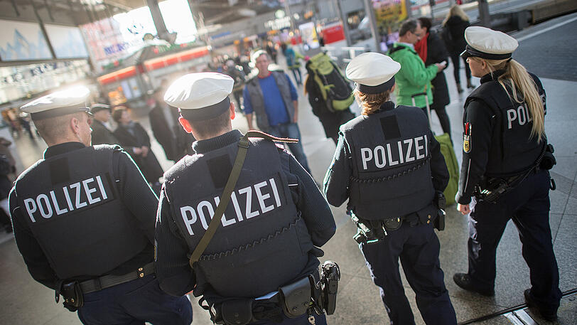 Beamte der Bundespolizei gehen dem Hauptbahnhof in München Streife (Archivbild).
