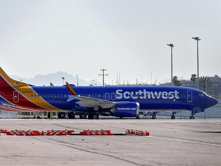Flugzeuge des Typs Boeing 737 Max von Southwest Airlines auf dem Vorfeld des Sky Harbor International Airports in Phoenix.