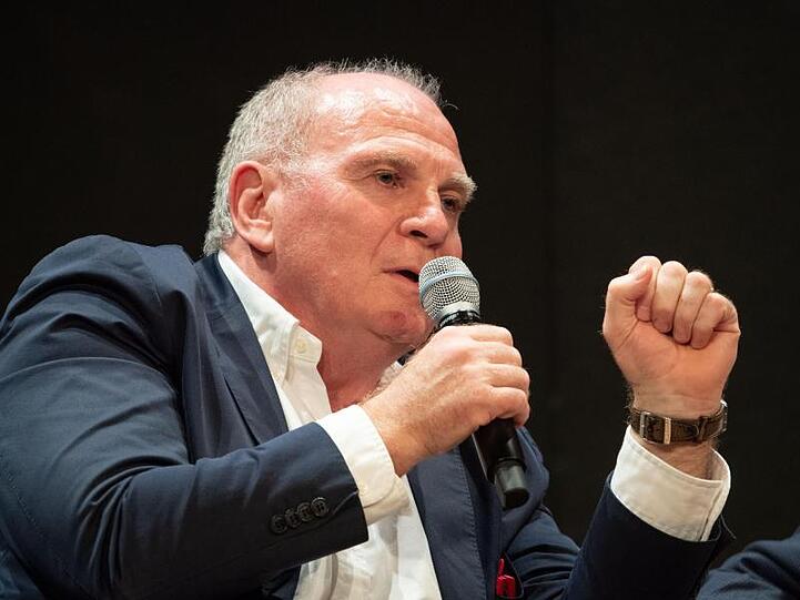 Uli Hoeneß, Präsident des Fußball-Bundesligisten FC Bayern München, ballt beim Reden die Faust. Foto: Marijan Murat/Archiv