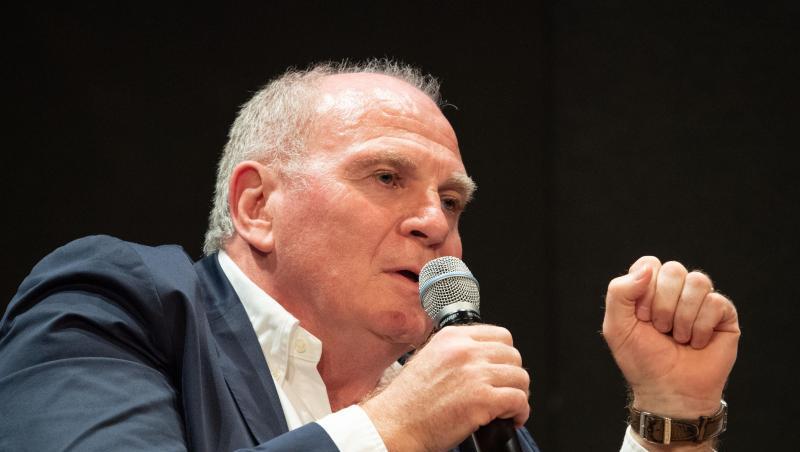 Uli Hoeneß, Präsident des Fußball-Bundesligisten FC Bayern München, ballt beim Reden die Faust. Foto: Marijan Murat/Archiv