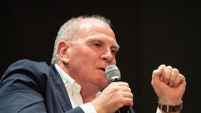 Uli Hoeneß, Präsident des Fußball-Bundesligisten FC Bayern München, ballt beim Reden die Faust. Foto: Marijan Murat/Archiv
