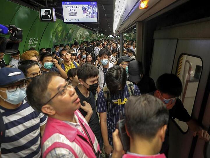 In Hongkongs Hauptverkehrszeit kam es zu erheblichen Verzögerungen, weil Demonstranten Teile des U-Bahn-Netzes und Straßen blockierten.