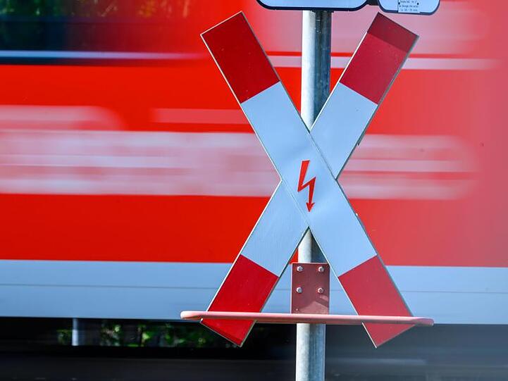 Ein Andreaskreuz steht an einem Bahnübergang. Die Bundesregierung will Kommunen bei der Beseitigung von Bahnübergängen entlasten.