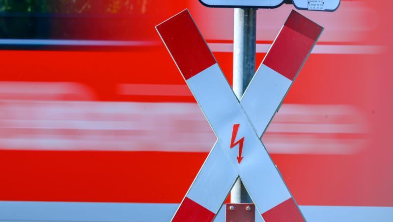 Ein Andreaskreuz steht an einem Bahnübergang. Die Bundesregierung will Kommunen bei der Beseitigung von Bahnübergängen entlasten. Ein Andreaskreuz steht an einem Bahnübergang. Die Bundesregierung will Kommunen bei der Beseitigung von Bahnübergängen entlasten.