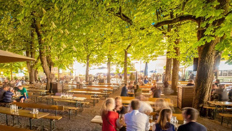Besucher sitzen im Biergarten: Bayern überlegt auch Innen wieder zu öffnen.