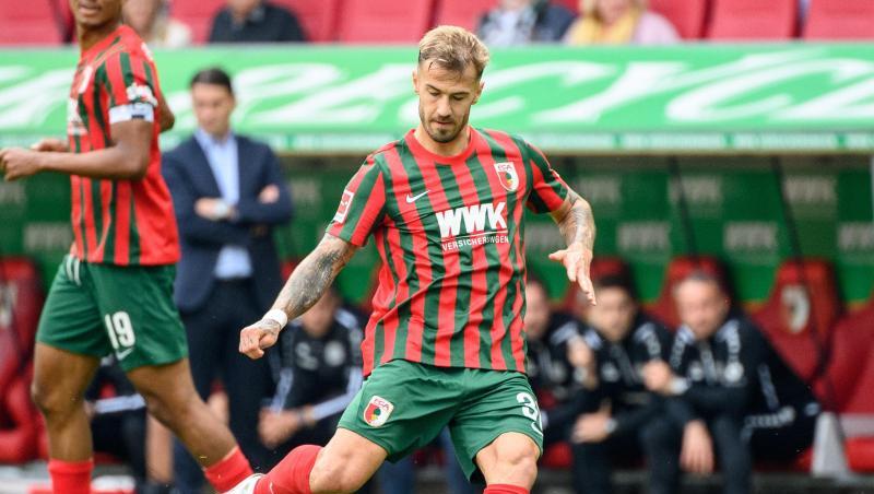 Niklas Dorsch vom FC Augsburg spielt den Ball.