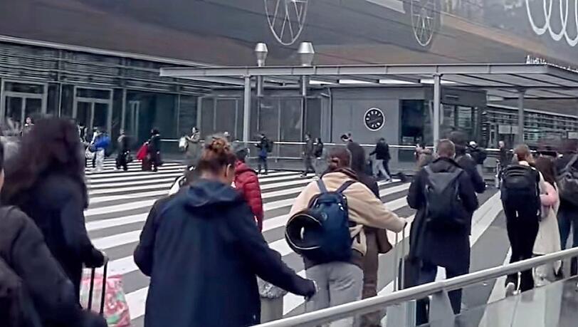 Die Schlange reichte bis nach draußen. Nun hat das Chaos ein Nachspiel. Die Schlange reichte bis nach draußen. Nun hat das Chaos ein Nachspiel.