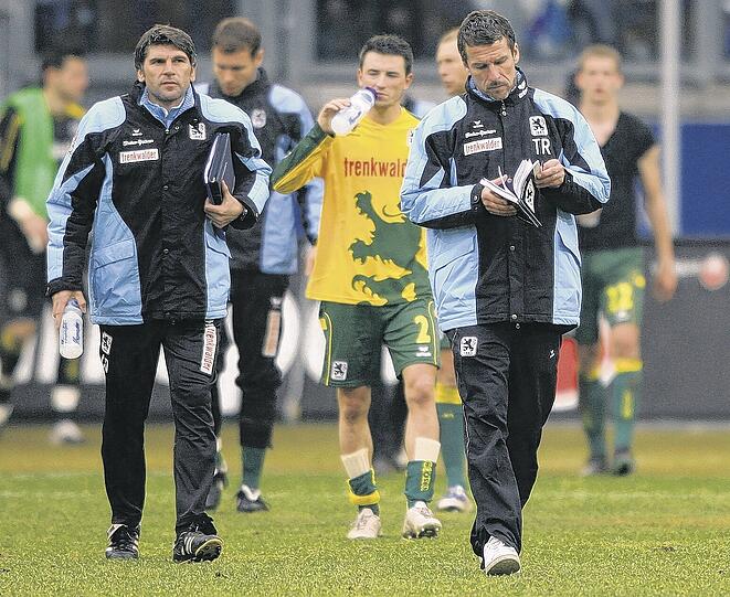 Uwe Wolf (li.) folgt hier noch seinem Freund und Vorgänger Marco Kurz. Was die Sprüche anbelangt, hat er Kurz aber schon überholt.