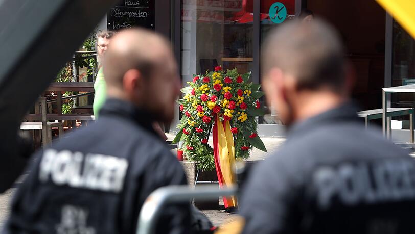 Die Polizei war wegen mehrerer angezeigter Mahnwachen mit zahlreichen Kräften vor Ort.