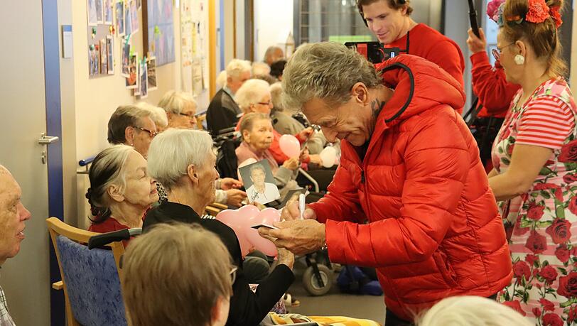 S&auml;nger Peter Maffay verteilt flei&szlig;ig Autogramme.