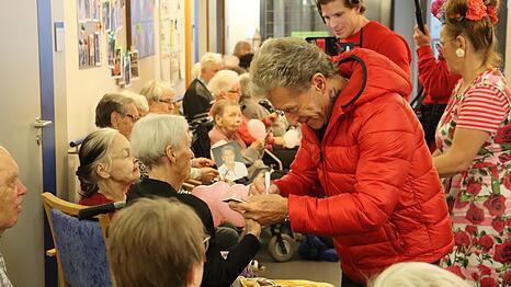 S&auml;nger Peter Maffay verteilt flei&szlig;ig Autogramme.