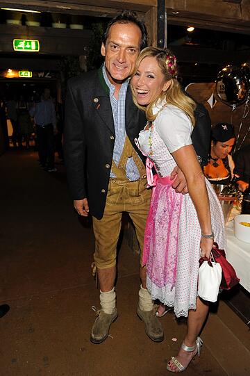 Tiefe Einblicke, volle Dekolletees, Blondinen und ganz viel köstliches Wiesn-Bier: Der "Almauftrieb" im Käferzelt gehört zu den Pflichtterminen und hat auch am ersten Wiesn-Sonntag wieder die Promis angezogen. So lassen es die VIPs krachen - Die Bilder