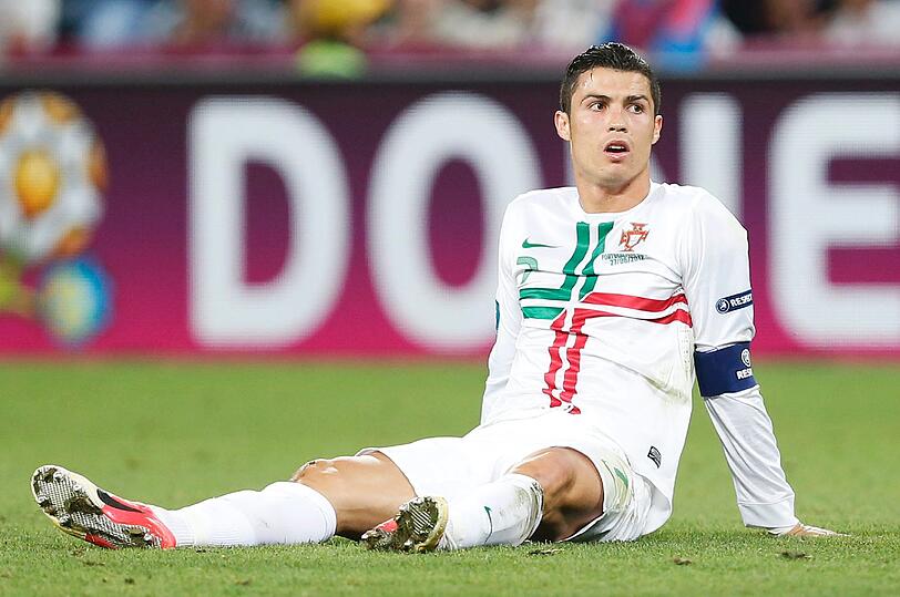EM 2012: Halbfinalaus gegen Spanien. Wie bitter für Ronaldo - wieder gibt's keinen Titel mit Portugal. Diesmal scheiterte er im Elfmeterschießen an Spanien. Aber Cristiano hat nicht nur die Haare schön, keiner leidet so schön wie der Superstar von Real Madrid.