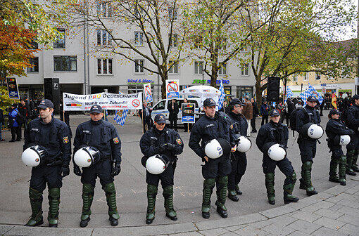 Etwa 20 Kundgebungsteilnehmer, über 1.000 Polizisten und insgesamt etwa 1.500 Gegendemonstranten: Das ist die Bilanz vom Münchner Demo-Samstag.