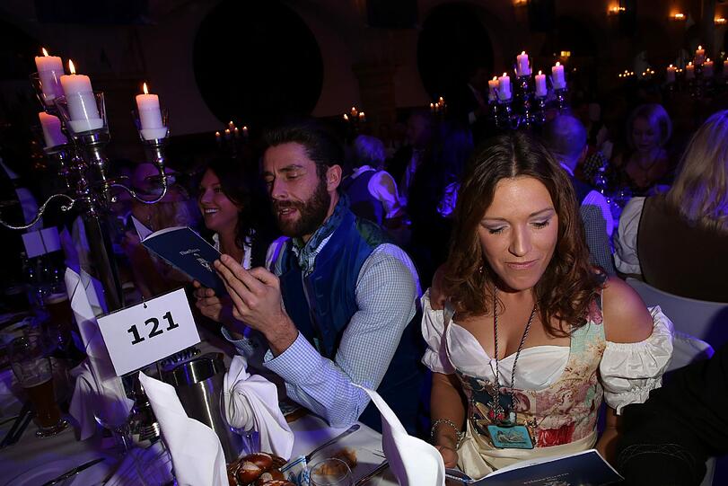 Maik Eichhorn und Simone Ballack lesen die Karte.