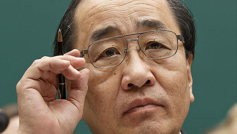Takata-Manager Shimizu geht auf Konfrontationskurs mit den Behörden und riskiert damit eine Strafe in Millionenhöhe. Takata-Manager Shimizu geht auf Konfrontationskurs mit den Behörden und riskiert damit eine Strafe in Millionenhöhe.