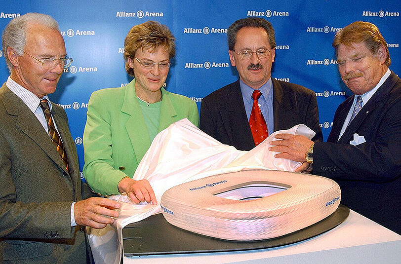 Franz Beckenbauer (l.) und Karl-Heinz Wildmoser (r.) bei der Präsentation der Arena-Pläne 2002 mit Bayerns ehemaliger Kultusministerin Monika Hohlmaier und Münchens Oberbürgermeister Christian Ude.