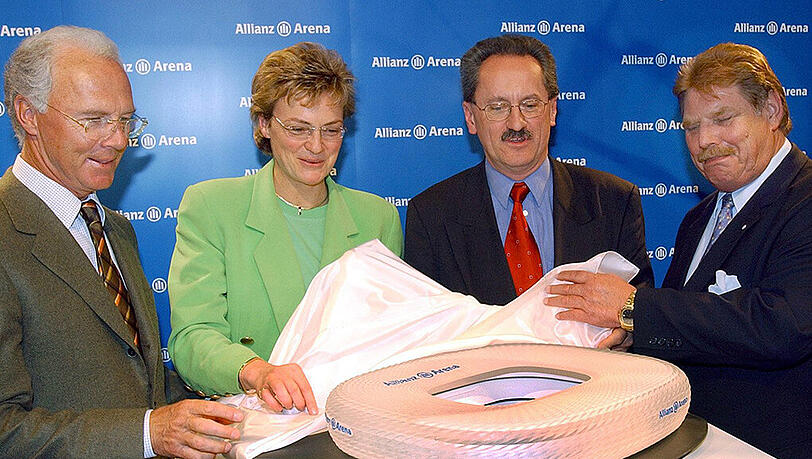 Franz Beckenbauer (l.) und Karl-Heinz Wildmoser (r.) bei der Präsentation der Arena-Pläne 2002 mit Bayerns ehemaliger Kultusministerin Monika Hohlmaier und Münchens Oberbürgermeister Christian Ude. Franz Beckenbauer (l.) und Karl-Heinz Wildmoser (r.) bei der Präsentation der Arena-Pläne 2002 mit Bayerns ehemaliger Kultusministerin Monika Hohlmaier und Münchens Oberbürgermeister Christian Ude.
