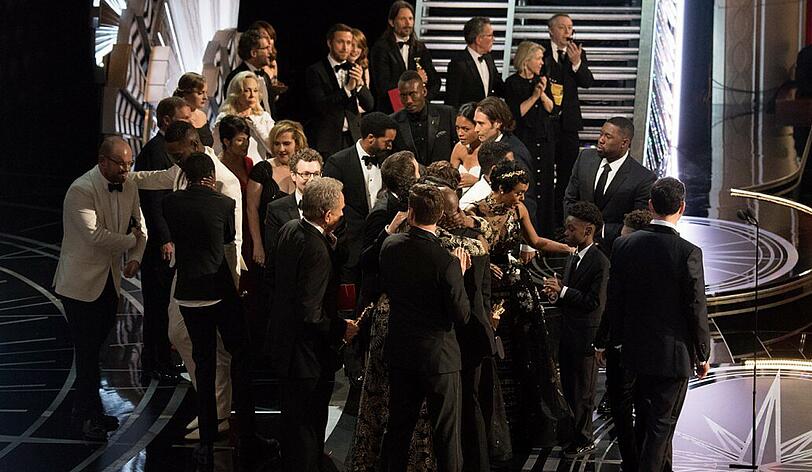 Chaos auf der Oscar-Bühne: Erst wurde "La La Land" zum besten Film erklärt, kurz darauf "Moonlight". Damit das künftig nicht mehr passiert, wurden neue Sicherheitsregeln eingeführt.