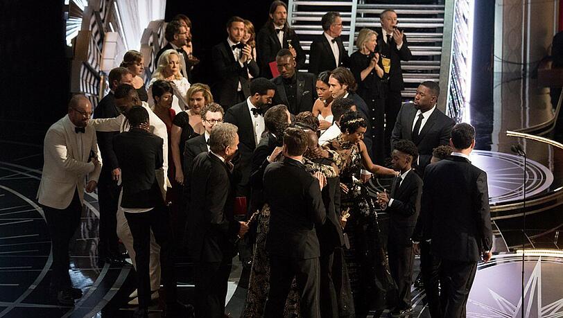 Chaos auf der Oscar-Bühne: Erst wurde "La La Land" zum besten Film erklärt, kurz darauf "Moonlight". Damit das künftig nicht mehr passiert, wurden neue Sicherheitsregeln eingeführt.