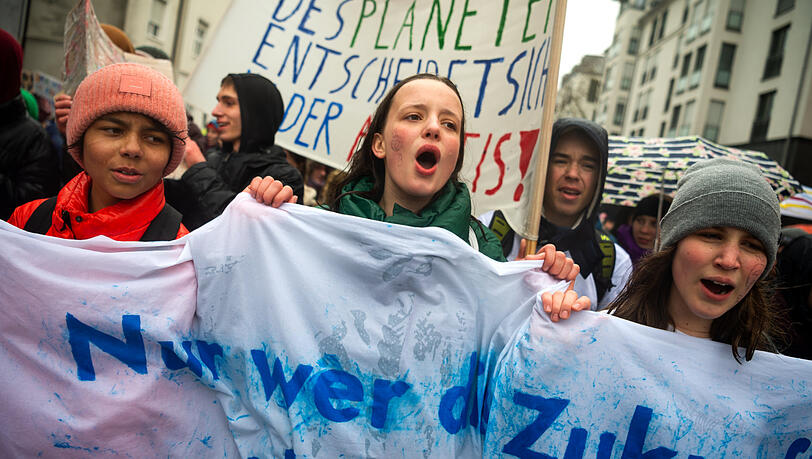 Schülerinnen und Schüler bei einer "Fridays for Future"-Demo in München.