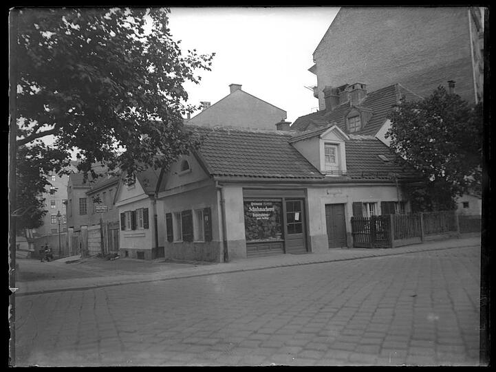 Das alte Häusl am Wiener Platz in den 30er Jahren.