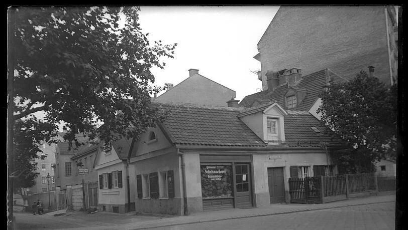 Das alte Häusl am Wiener Platz in den 30er Jahren. Das alte Häusl am Wiener Platz in den 30er Jahren.